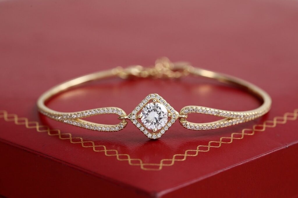 Gold bracelet jewelry with diamond